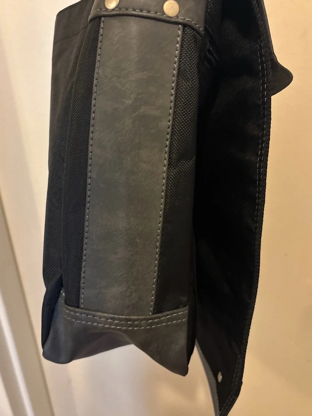VTG Halo3 Messenger Nylon Bag. Black Mesh/Canvas Body Grey Trim Metal Logo. New